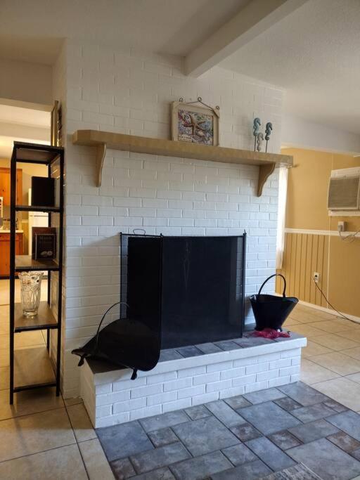 Cozy Vintage Waterfront Home With Fireplace And Kayaks Spring Hill Kültér fotó