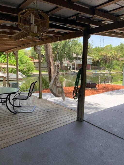 Cozy Vintage Waterfront Home With Fireplace And Kayaks Spring Hill Kültér fotó